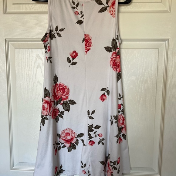 Discreet Dress - Picture 4 of 4